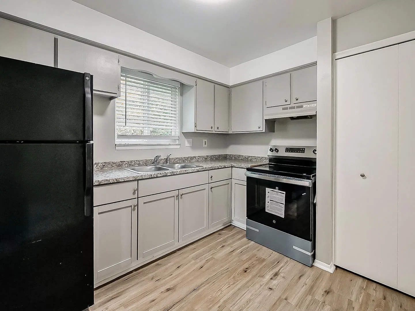 221 Summit Ridge Dr — Photo 2