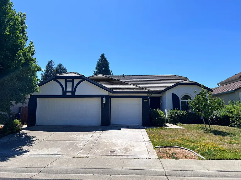 10233 Stathos Dr — Photo 2