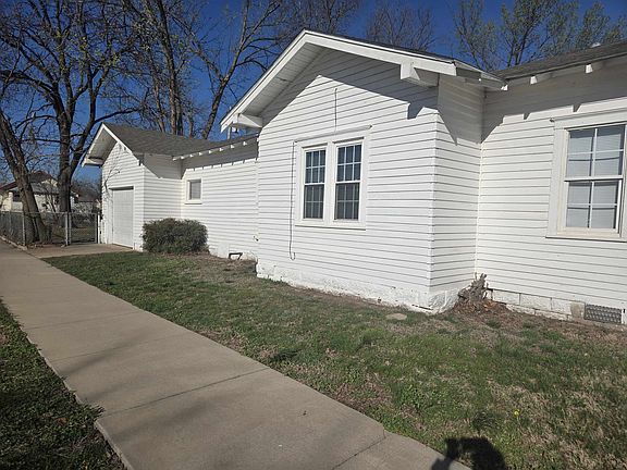 4th image of 2202 E Maple Ave
