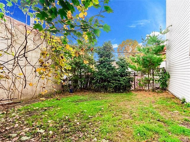 2nd image of 537 Van Nest Ave APT 1