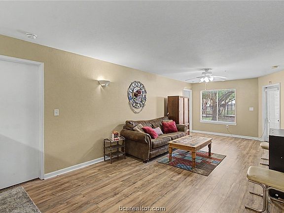 2nd image of 521 Parkway #103