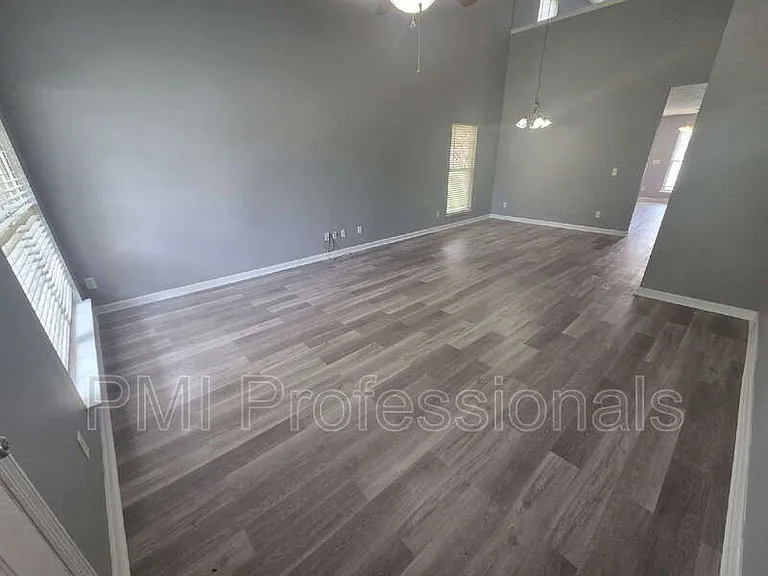 1214 Timber Creek Dr — Photo 2