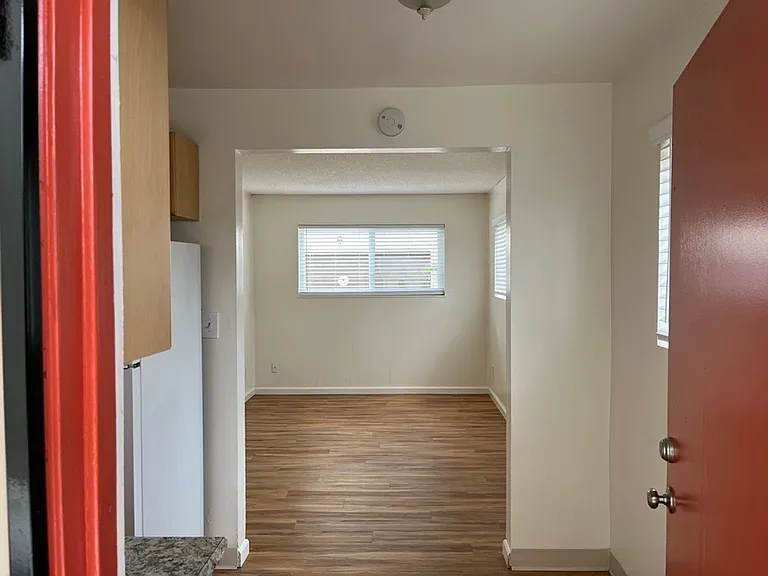 1 Bedroom on Ingraham Street blocks from the beach in Pacific Beach! — Photo 9