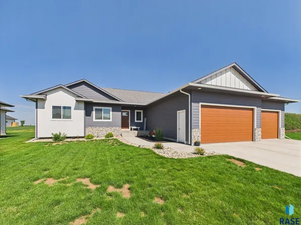 905 N Juniper St, Lennox, SD 57039