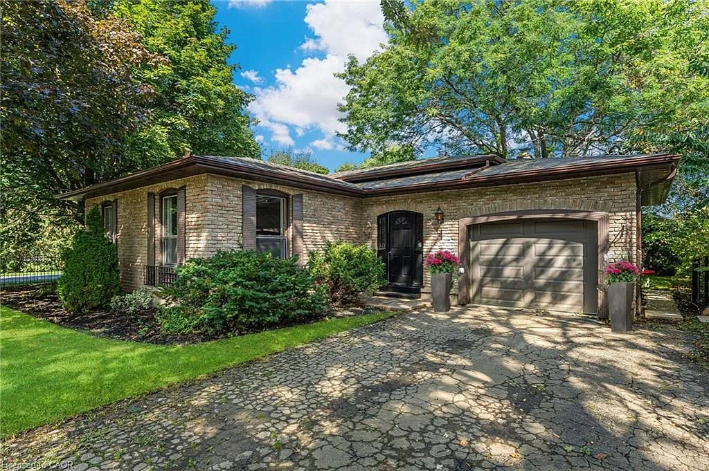 335 William St photo 1