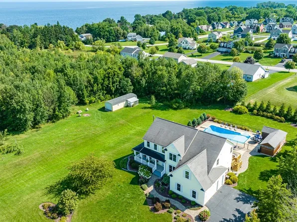 7690 Morning Star Ln, Ontario, NY 14519