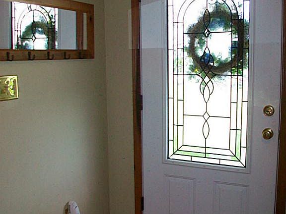  WOOD LIKE FOYER WITH ENTRY CLOSET