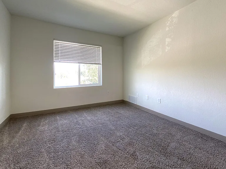 201 Ten Mile Dr — Photo 6