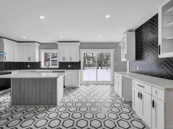 74 Lincoln Avenue, Islip Terrace, NY 11752