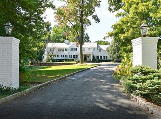 32 Cornwells Beach Rd, Sands Point, NY 11050