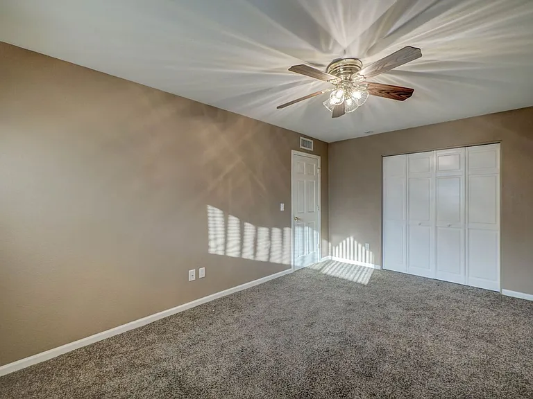 3301 W Loma Ln #4 — Photo 9