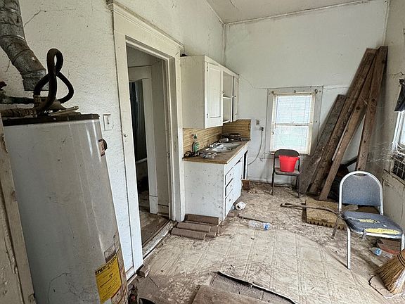5th image of 215 W Avenue B