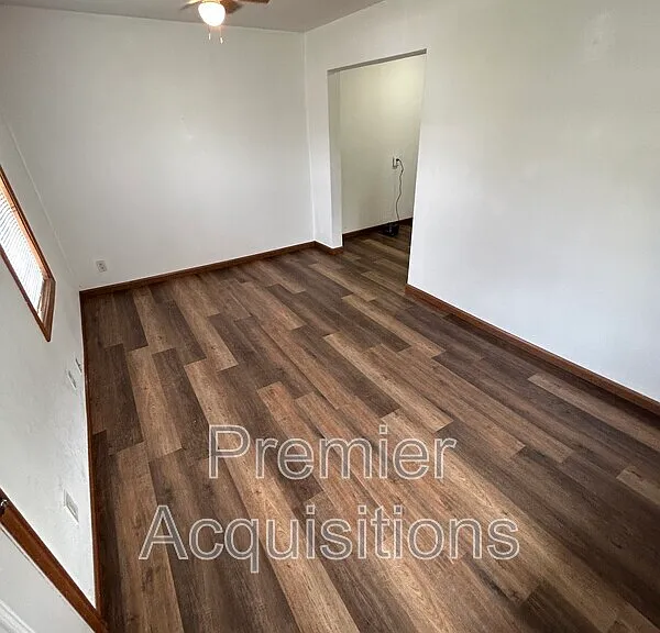 208 E Bland St — Photo 2