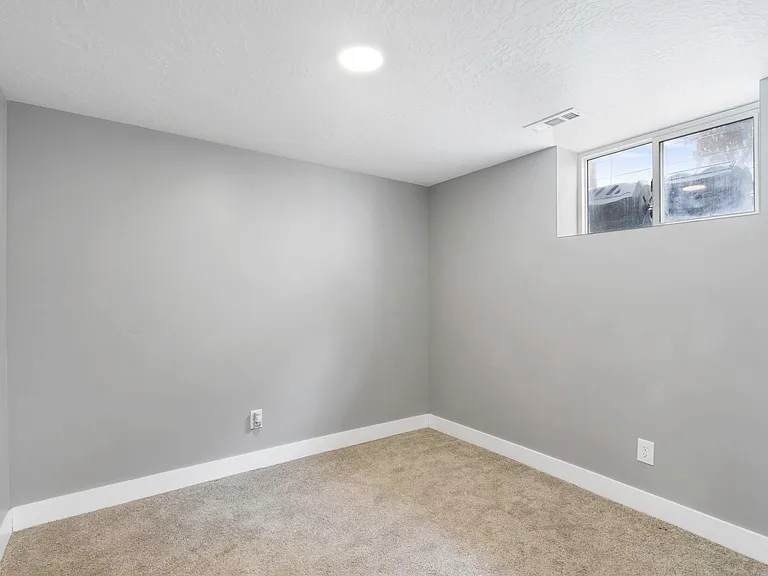 4085 S Olympic Way — Photo 15