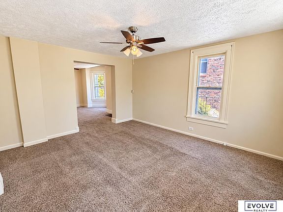 5th image of 4522 Izard St