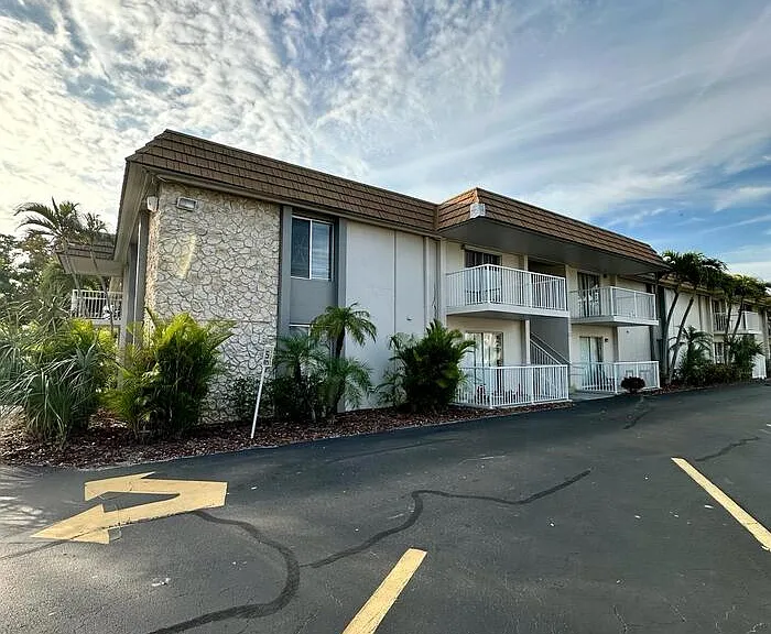 1830 Maravilla Ave #321 — Photo 5