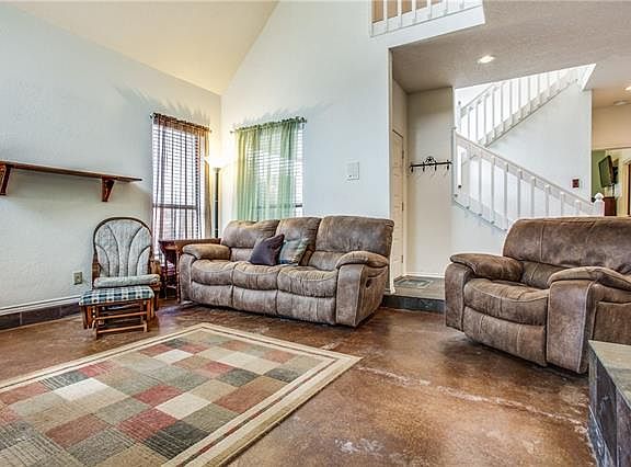 3rd image of 202 Piccadilly Cir
