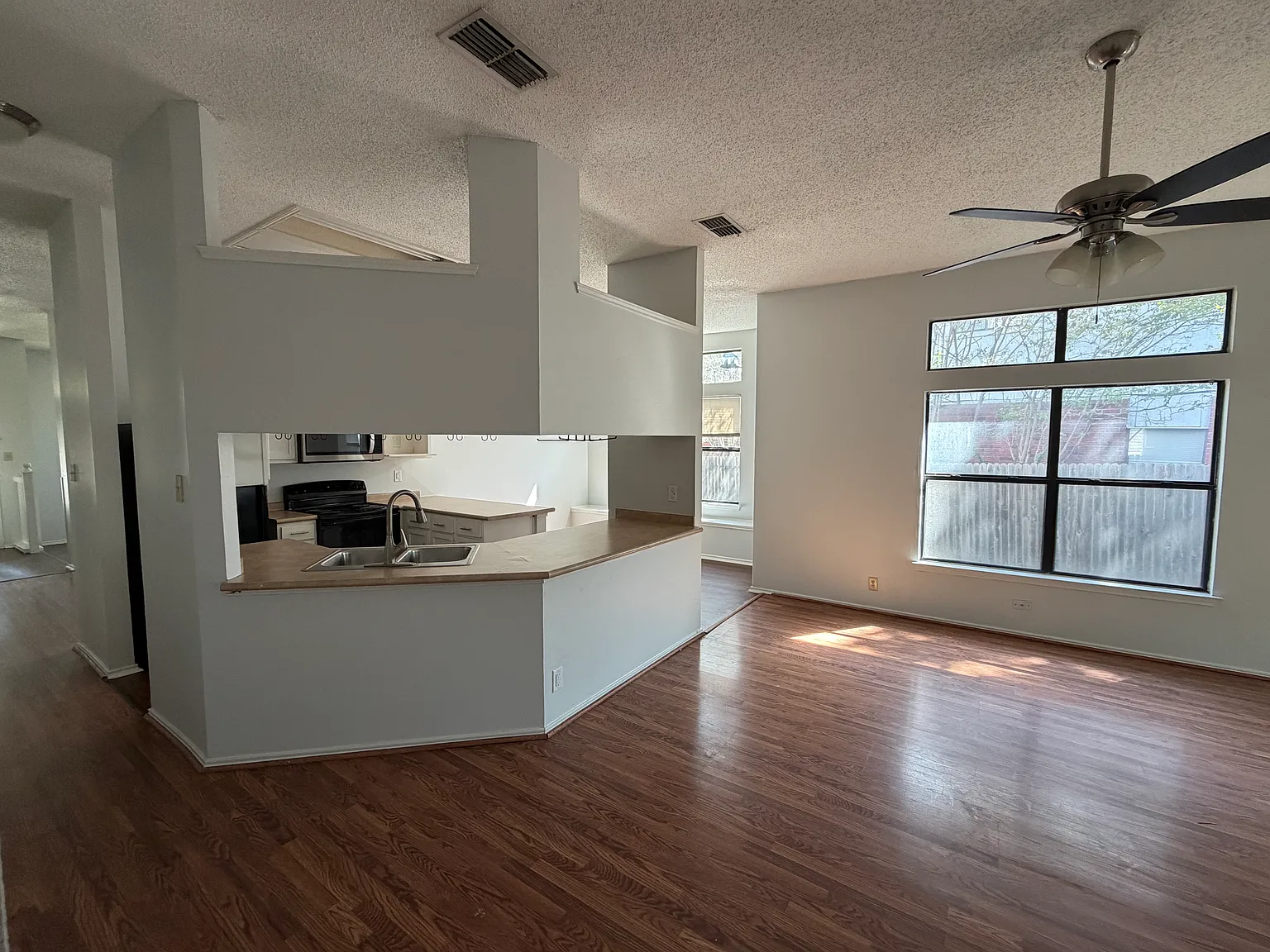 4 bed, 1899 sqft, $1,695 — Photo 4