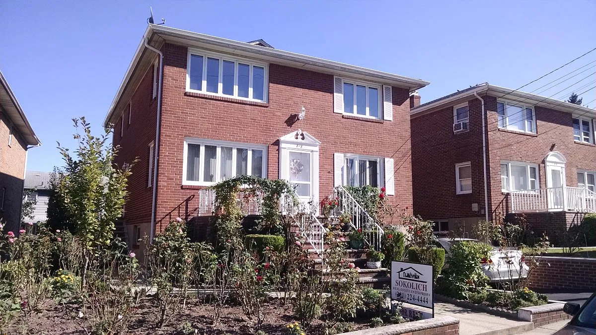 818 Harvard Place — Photo 1