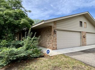 9701 Cimarron Trl, Minnetonka, MN 55305