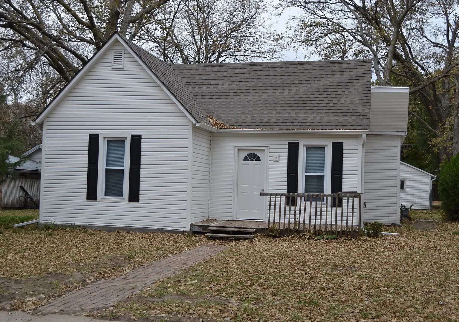 Remodeled 2 bedroom with Garage & small fenced in area - in Clay Center — Photo 1