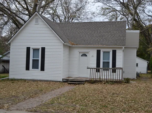 815 Lincoln Ave, Clay Center, KS 67432