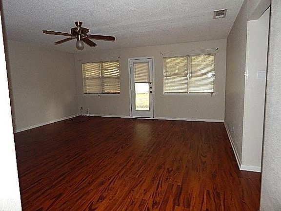 3rd image of 905 Bunker Hill Dr