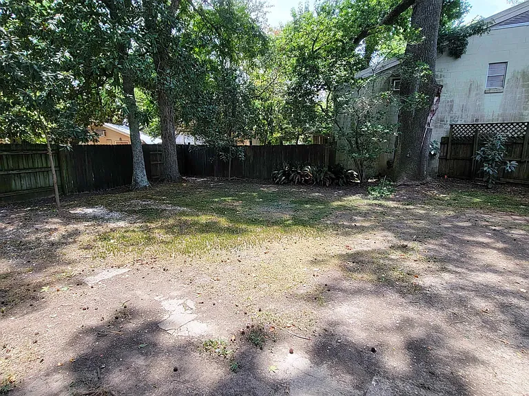 342 E State St — Photo 18