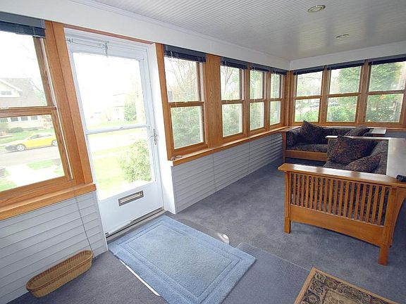 4th image of 1104 Hyacinth Ave E