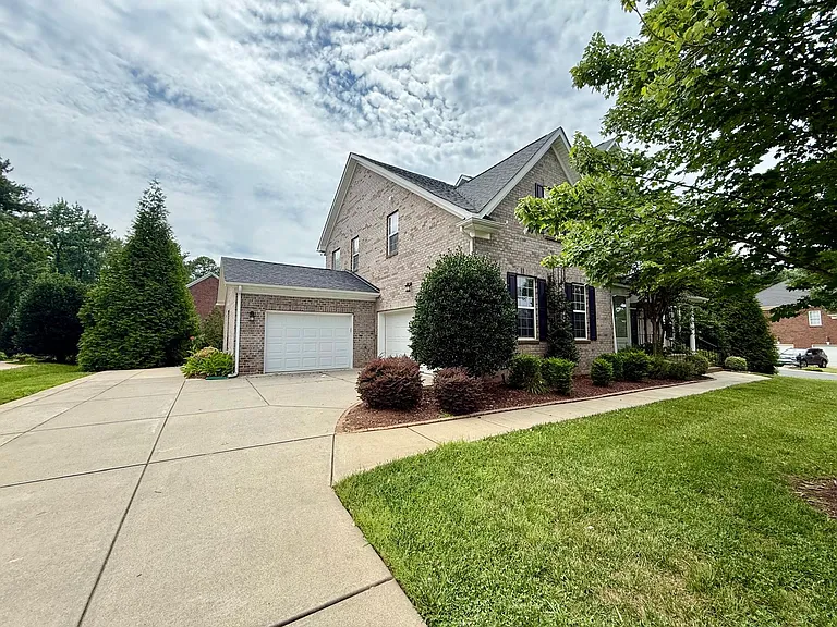 1009 Providence Forest Dr — Photo 3