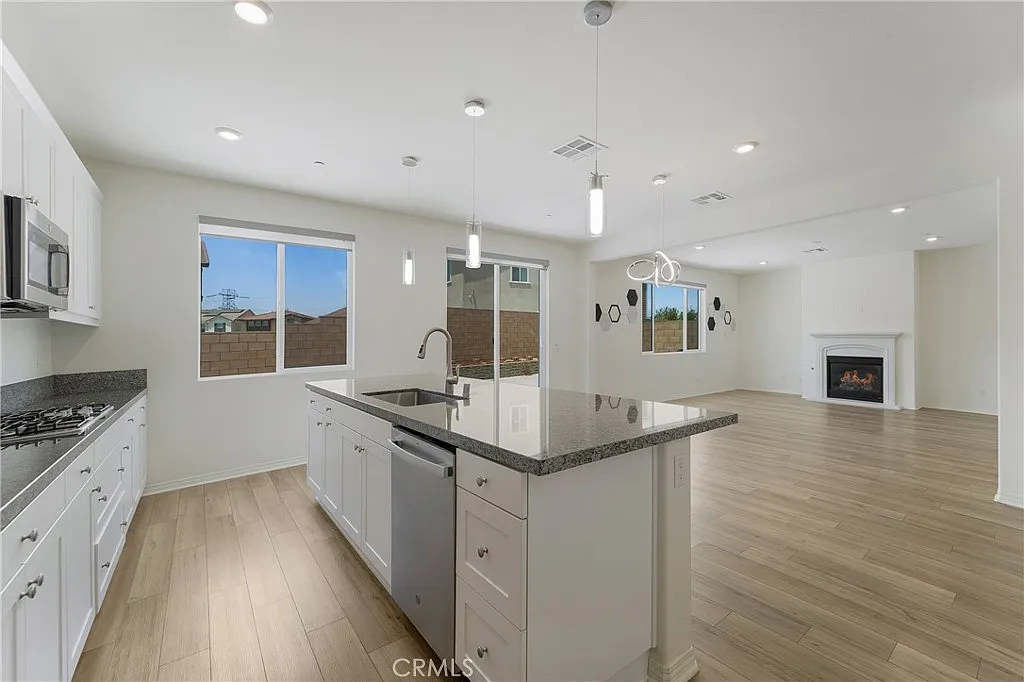 4 bed, 2449 sqft, $3,800 — Photo 3