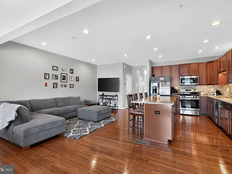 1551 Emily Ct — Photo 6