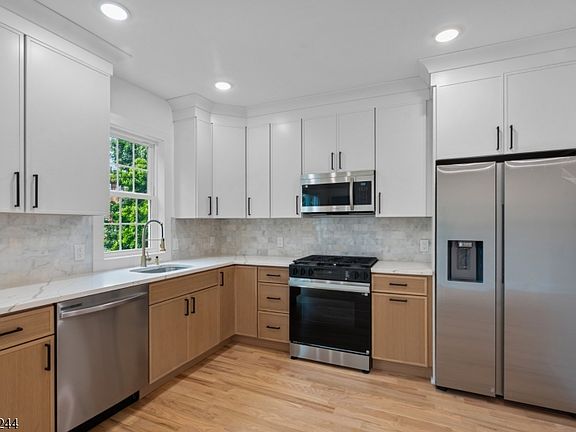 2nd image of 196 Taylor St Floor 2
