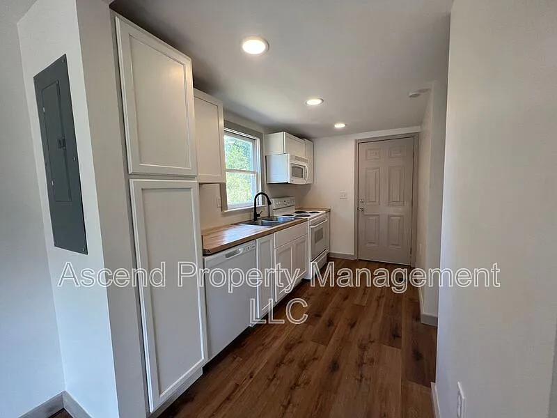 2 bed, 1.0 bath, $1,100 — Photo 4