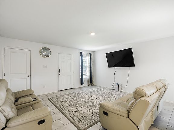 4th image of 2932 Dora Dr