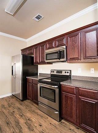 3rd image of 1008 Newcastle Dr