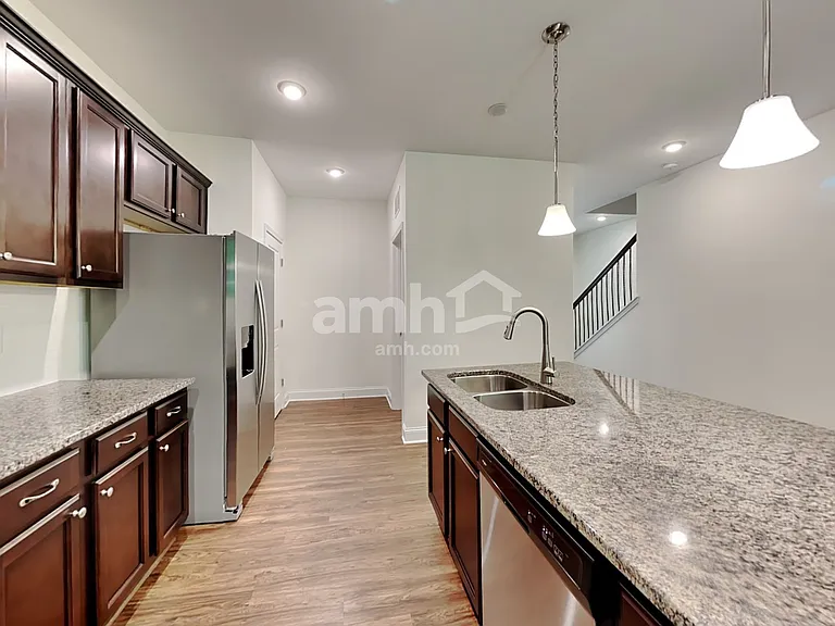 208 Gregory Dr — Photo 4