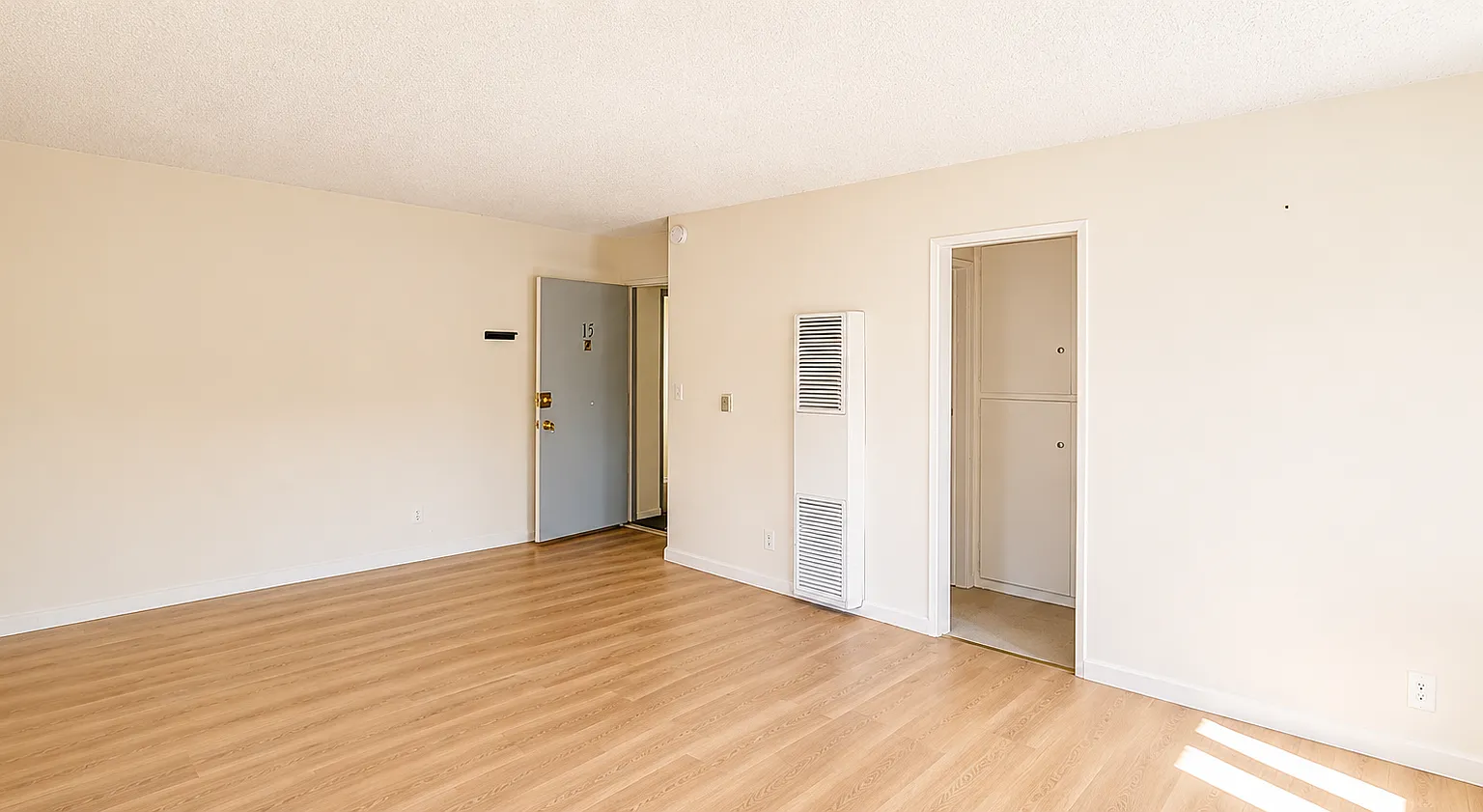 432 S Manhattan Pl — Photo 2