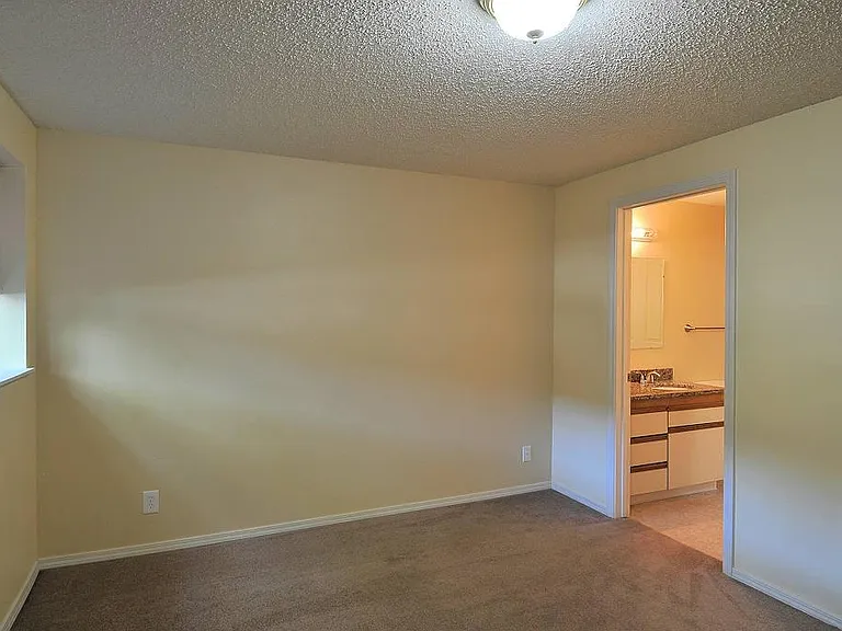 2nd bdrm connects hall bath