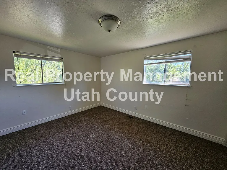 179 S 800 W — Photo 11
