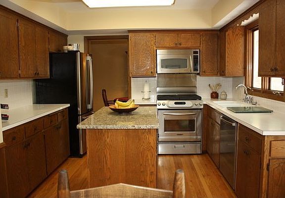 Kitchen floor plan easy to work with incldg eat in area