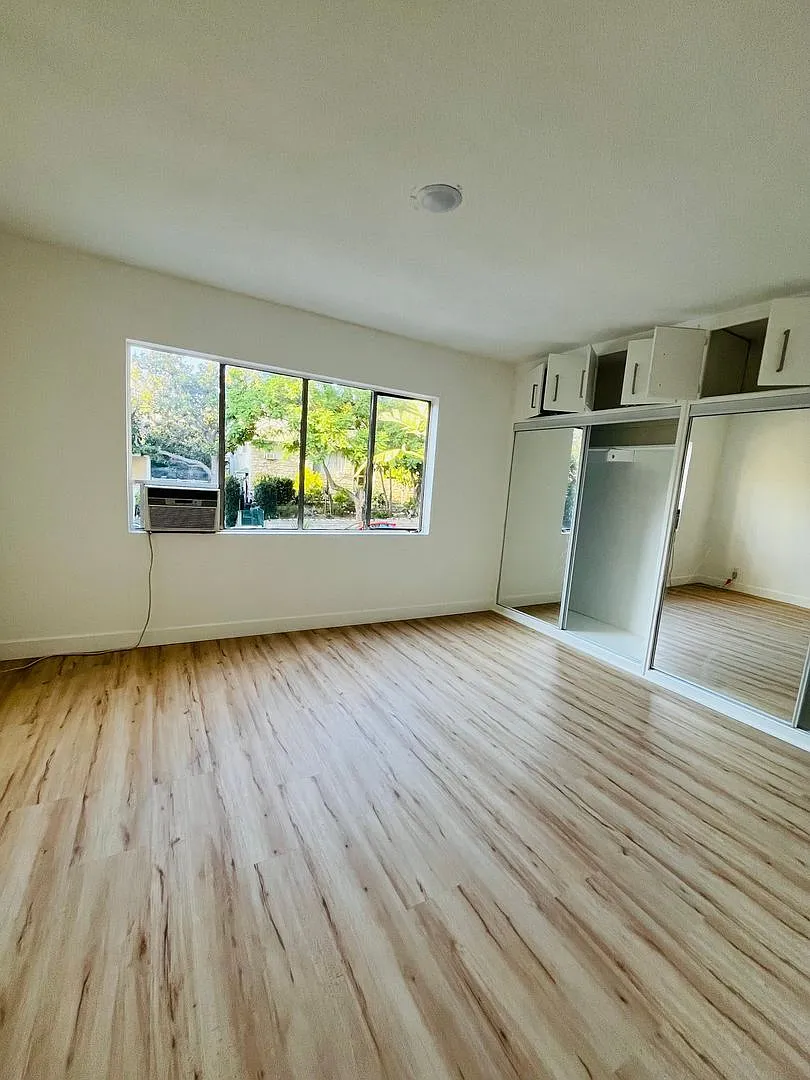 n8208 — Photo 1
