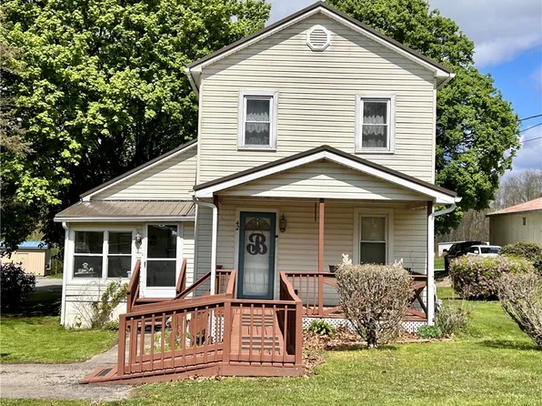 42 9th St, Lucernemines, PA 15754