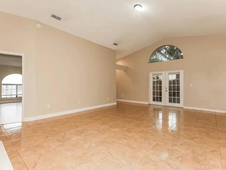 1001 Pinehaven Ct — Photo 2