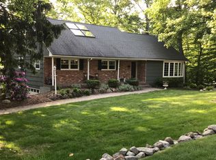 27 Lilline Ln, Upper Saddle River, NJ 07458