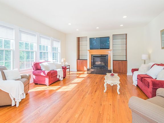 2nd image of 14 Bluffs Ct #14