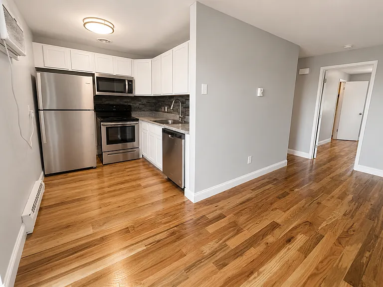 Courtview Square Apartments — Photo 15