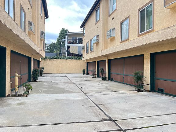 3rd image of 217 S Catalina Ave Unit 4