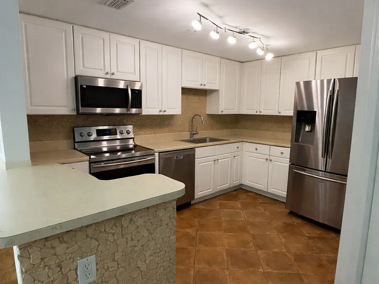 1627 SW 37th Ave #403 — Photo 7