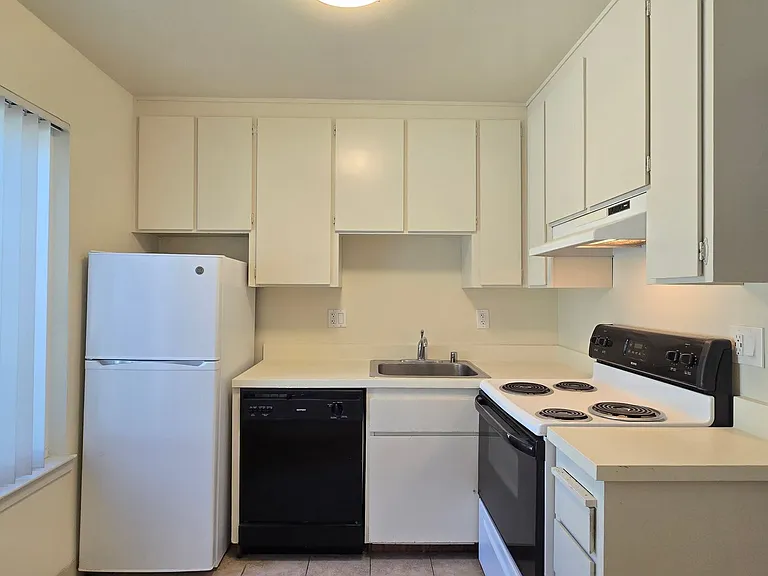 935 Azure St #6 — Photo 3